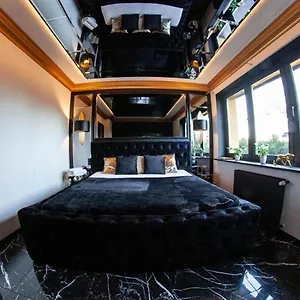 Apartament Black Night Willa Pułkowa, Warszawa